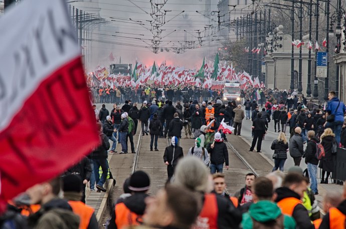 Poľsko sa vracia do strednej Európy. Pochod neonacistov vo Varšave 11. novembra. Foto – Tomáš Forró