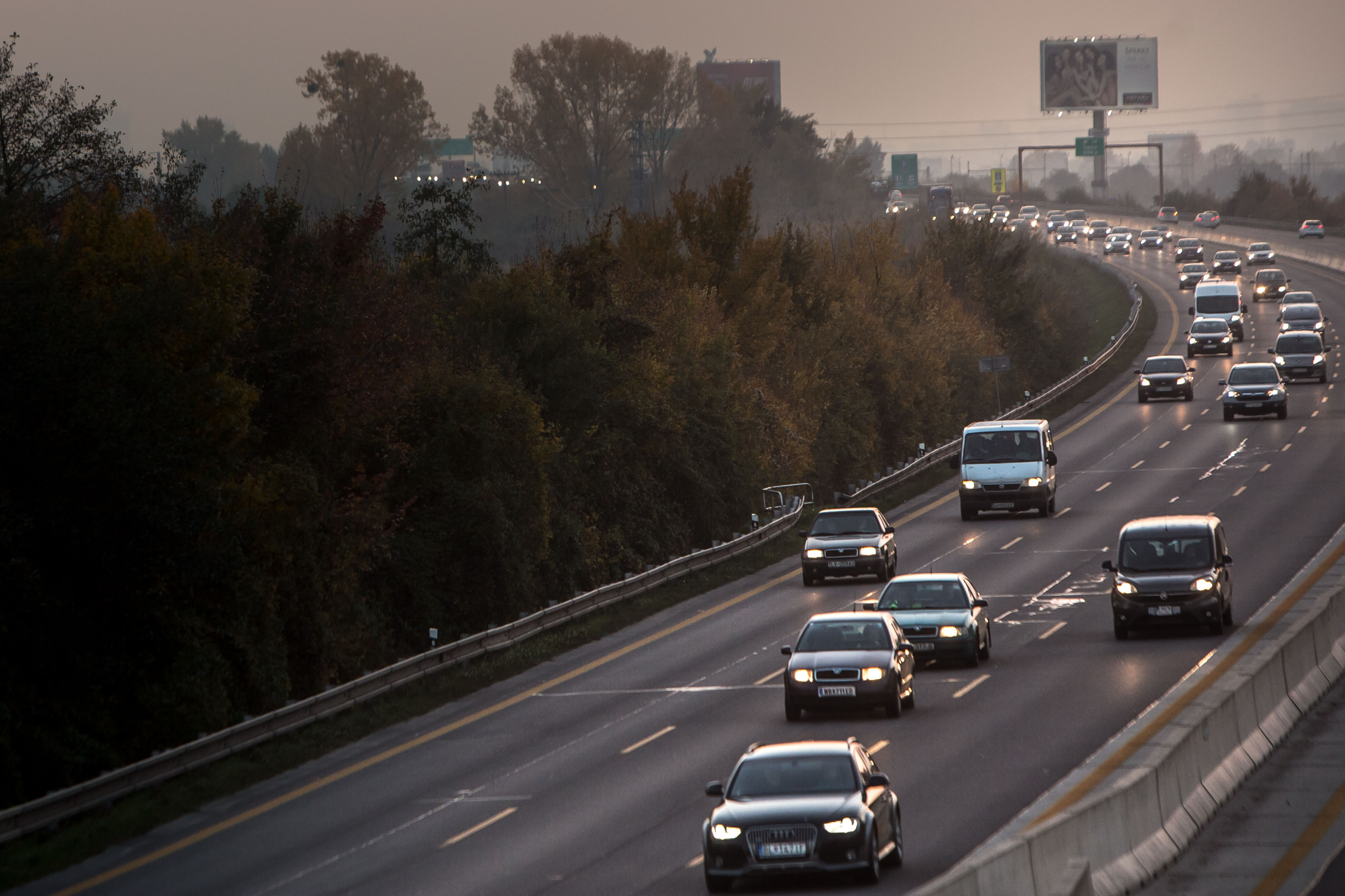 Predaj nových spaľovacích áut sa po roku 2035 neskončí, Brusel ruší totálny zákaz. Vysvetľujeme, čo to znamená