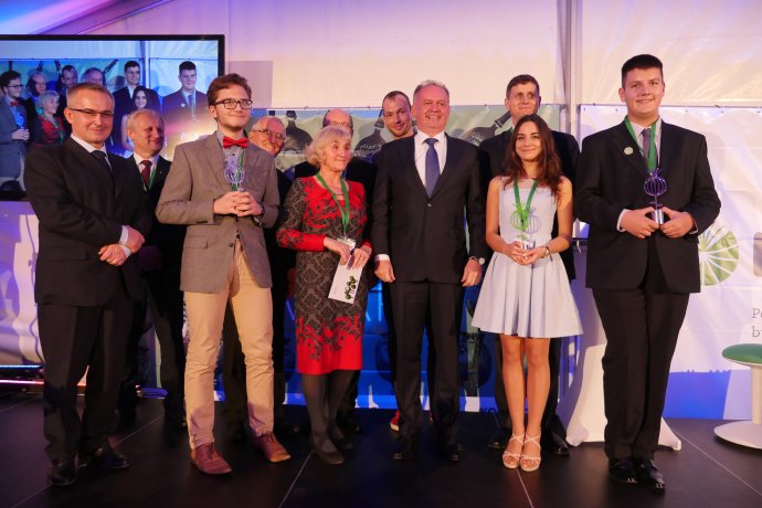 Víťazi LEAF Award pre „makovice“ s prezidentom Andrejom Kiskom a porotou. Foto – Daniel Dluhý, LEAF