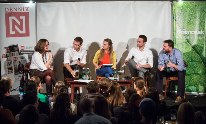 Debata Science na N-tú "Ako sa rozhodovať lepšie? Behaviorálna ekonómia v praxi". Hostia zľava: Emília Sičáková-Beblavá, Martin Filko, Zuzana Vitková (moderátorka), Matej Šucha, Andrej Findor. Foto N - Tomáš Benedikovič.