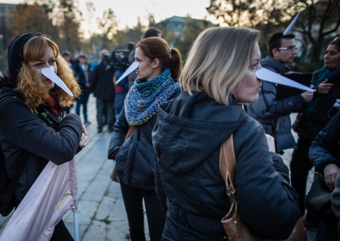 Protest učiteľov Zraz dlhých nosov pred úradom vlády. Foto N - Tomáš Benedikovič