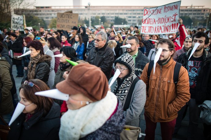 Protest učiteľov na Námestí slobody vo štvrtok minulý týždeň. Foto N – Tomáš Benedikovič
