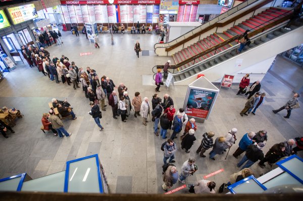 Stáli sme hodiny v mraze s dôchodcami, aj to priniesla Bratislavská integrovaná doprava