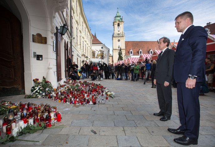 Bratislava, 16. 11. 2015. Predseda vlády Robert Fico pred francúzskou ambasádou. Foto N – Tomáš Benedikovič