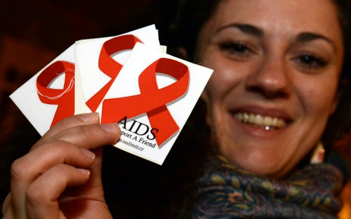Červená stužka je symbolom solidarity s ľuďmi nakazenými HIV alebo postihnutými chorobou AIDS. Foto - TASR