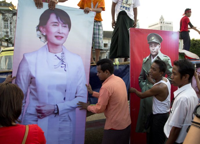 Portrét opozičnej líderky Su Ťij a jej otca, generála Sana. Foto - AP