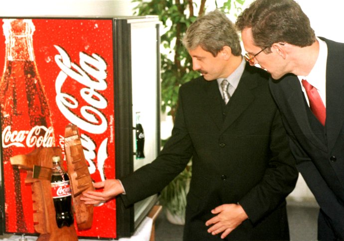 V roku 1999 prišiel do závodu v Lúke spoločnosti Coca-Cola Beverages Slovakia vtedajší premiér Mikuláš Dzurinda, sprevádzal ho riaditeľ firmy Ivan Štefanec. Foto - TASR