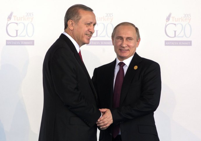Erdogan a Putin. Ich politika zvyšuje nedôveru voči menšinám. Foto – TASR/AP