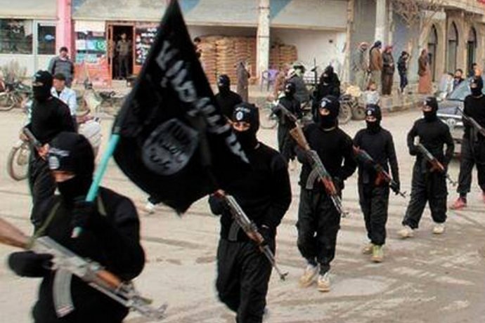 Bojovníci Islamského štátu pochodujú Rakkou. Foto – AP
