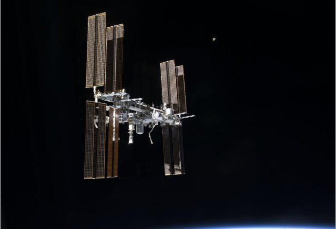ISS v pozadí s Mesiacom. Foto - NASA