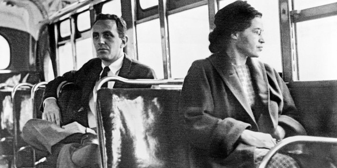 Fotografia, na ktorej sedí Rosa vpredu a beloch za ňou, bola zinscenovaná, no i tak sa stala slávnou. Foto - Underwood Archives/Getty Images