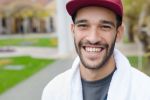 Dvadsaťdvaročný Mohamed z Jordánska prišiel do kúpeľov na pár dní navštíviť svoju mamu. Z Piešťan bude smerovať do Nemecka, kde momentálne študuje. foto – Peter Kováč