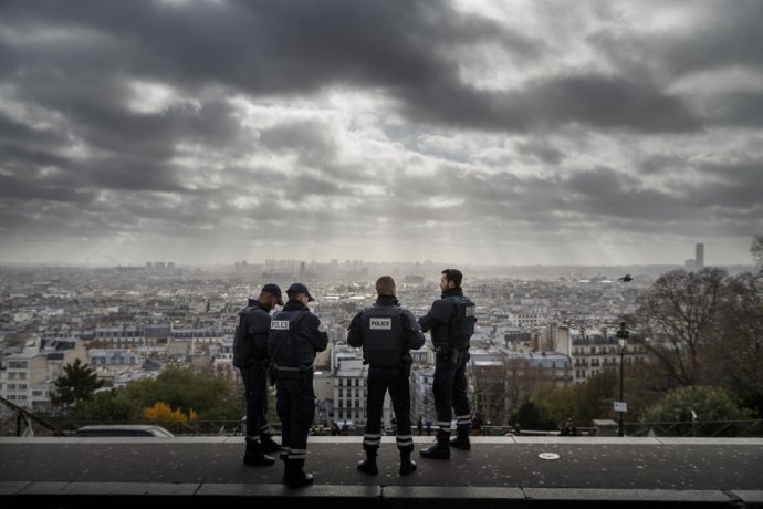 Francúzski policajti hliadkujú pri chráme Sacre Coeur v Paríži. FOTO - TASR/AP