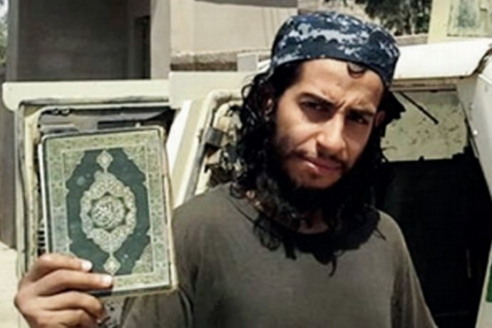 Strojca parížskych útokov Abdelhamid Abaaoud na nedatovanej fotografii zverejnenej v magazíne Islamského štátu. Vyrastal v Molenbeeku. Foto – AP