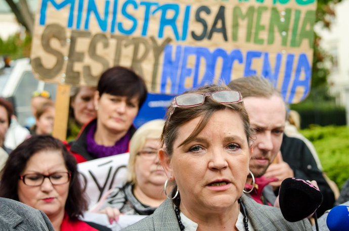 Šéfka komory sestier a pôrodných asistentiek Iveta Lazorová na proteste v roku 2015. Foto – TASR
