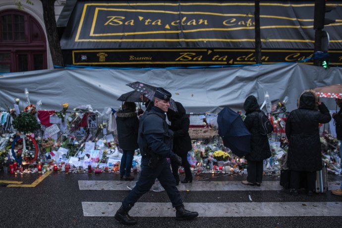 Divadlo Bataclan, kde 13. novembra zomrelo 90 ľudí, je stále zatvorené. Foto – TASR/AP