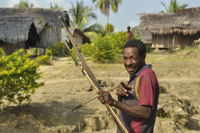 Tento chlapík si na Papui Novej Guinei z Michala Knitla ešte robil žarty, vo vnútrozemí indonézskej Papui ho však jeden s lukom a šípmi žiadal o peniaze.