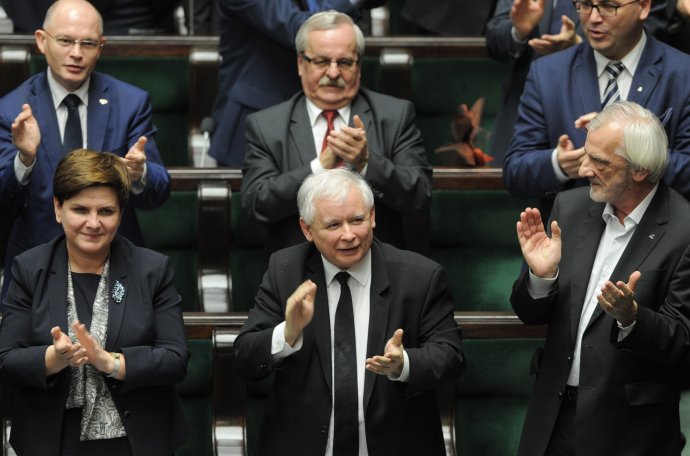 Novou premiérkou krajiny je Beata Szydłová, no skutočnú moc má v rukách predseda strany Právo a spravodlivosť Jarosław Kaczyński. Foto – TASR/AP