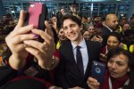 Kanadský premiér Justin Trudeau čaká na príchod ďalších migrantov na letisku v Toronte. Foto – TASR/AP