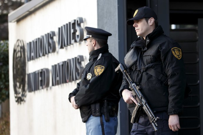 Švajčiarska polícia pred budovou OSN v Ženeve. Foto – TASR/AP