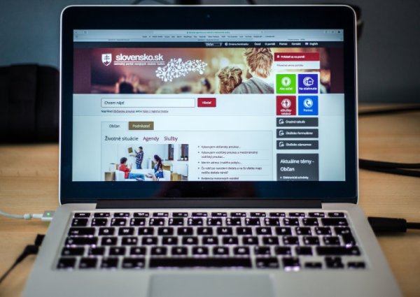 Informatizácia od Brhelovej IT firmy mešká už rok, no so sankciami na ňu netlačia