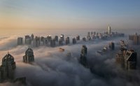 Ranná hmla nad mrakodrapmi v Dubaji. Foto – TASR/AP
