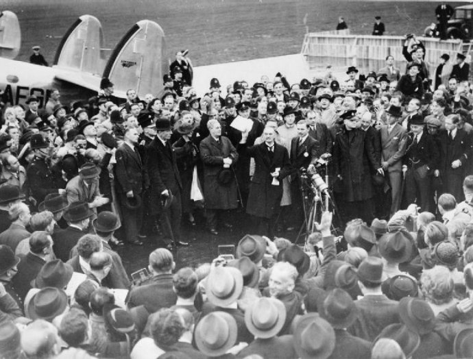Neville Chamberlain v roku 1938: Priniesol som mier pre našu dobu. Foto – Wikipédia