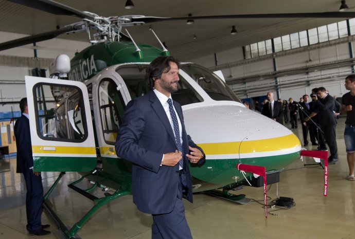 Favoritom Roberta Kaliňáka bol americký vrtuľník Bell. Prvé dva kusy prevzal minister ešte v roku 2015. Foto - TASR
