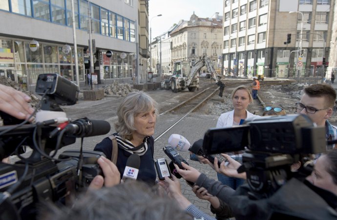 Tatiana Kratochvílová ešte ako hlavná dopravná inžinierka Bratislavy na rozkopanej Štúrovej ulici. Foto – TASR
