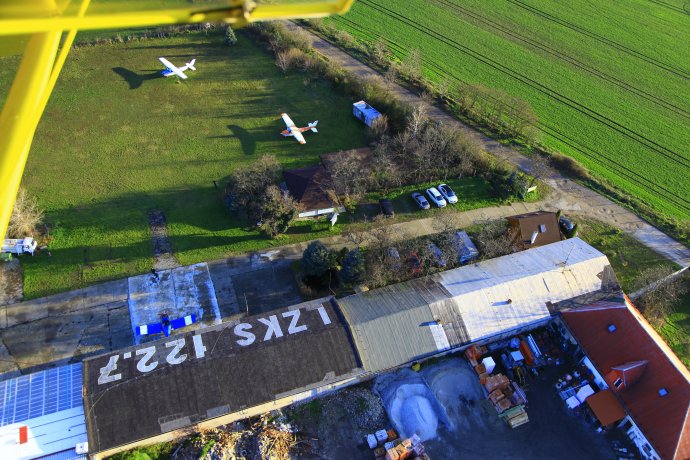 Hangáry a lietadlá na letisku v Kráľovej pri Senci. Foto – Pilot Club