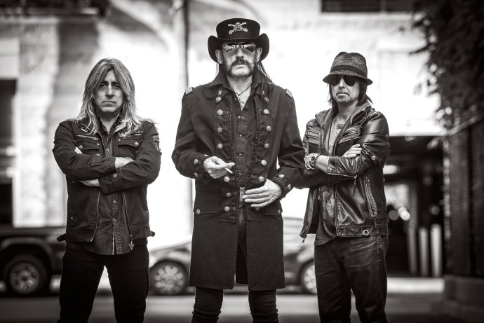 Lemmy (uprostred) so spoluhráčmi na promofotke k novému albumu Bad Magic, ktorý sa stal ich posledným.