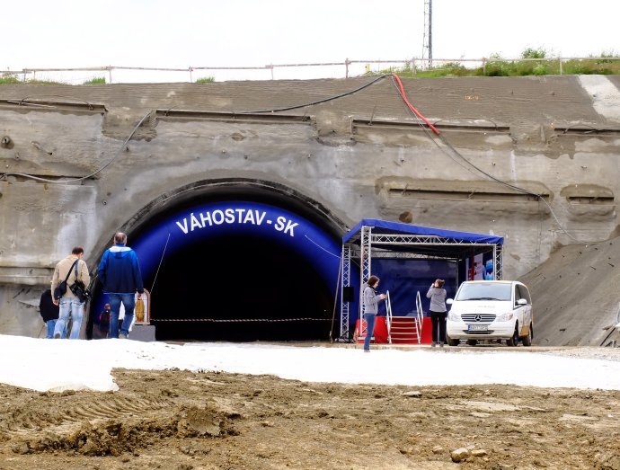 V októbri roku 2016 dostavajú diaľnicu medzi Svrčinovcom a Skalitým. Sú na nej aj tunely Poľana a Svrčinovec. Vďaka tomu sa po rokoch odovzdá aj roky rozostavaná diaľnica po poľské hranice. Foto - TASR
