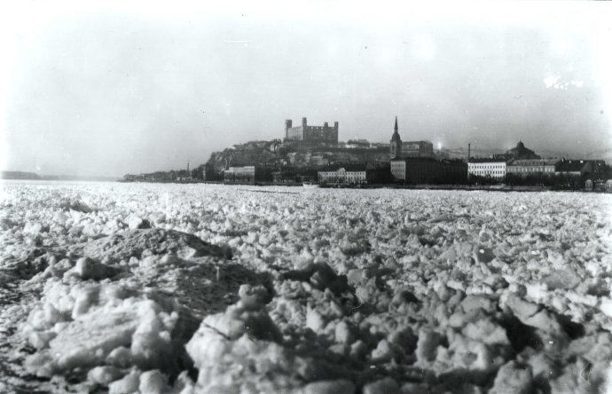 Zamrznutý Dunaj v roku 1928. Zdroj - Archív hlavného mesta SR Bratislavy