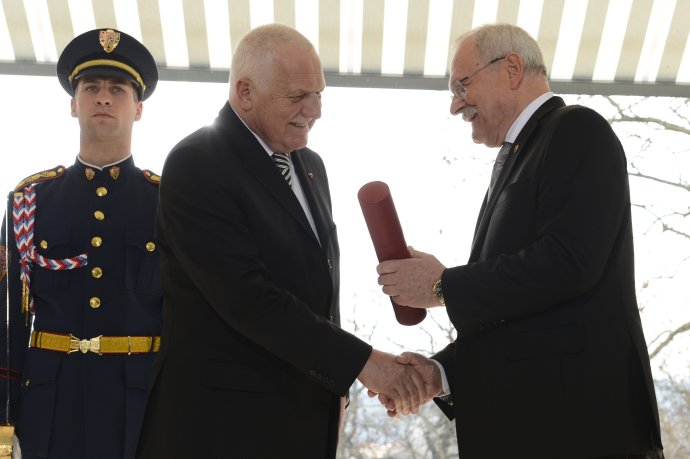 Bývalí prezidenti Česka a Slovenska sa vyznamenali v Brne. Foto – TASR