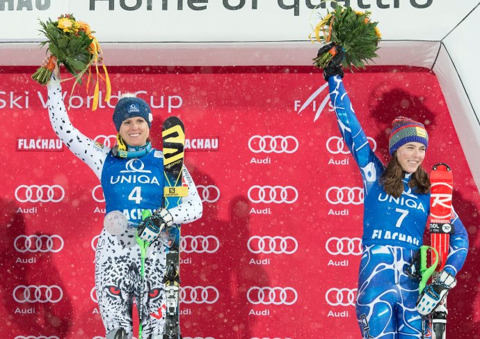 Veronika Velez - Zuzulová (vľavo) stojí na stupni víťazov po slalome Svetového pohára vo Flachau, Petra Vlhová (vpravo) skončila tretia. Foto - tasr