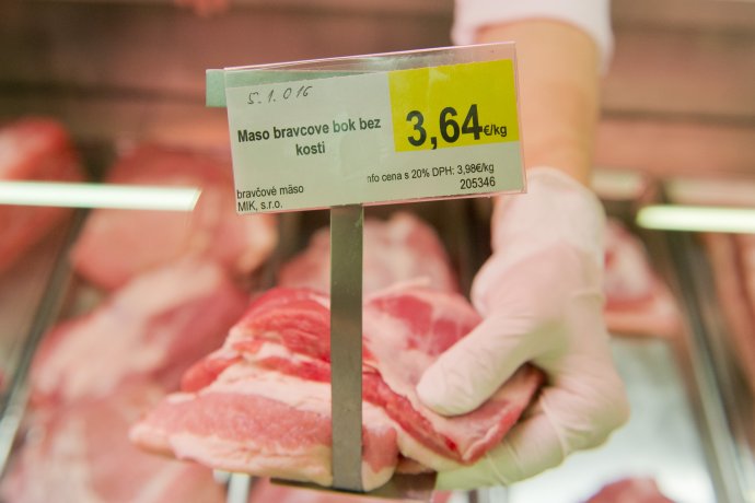 Na cenovkách potravín s nižšou DPH by mala byť uvedená aj cena s vyššou DPH. Foto - TASR