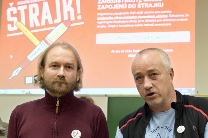 Učitelia vyhlásili štrajkovú pohotovosť. Dvaja hlavní iniciátori - Vladimír Crmoman (vľavo) a Ľudovít Sebelédi. Foto: Tasr