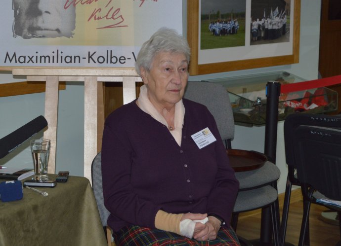 Zdzislawa Wlodarczyková sa narodila vo Varšave v roku 1933. Spolu s celou rodinou bola 12. augusta 1944 deportovaná do vyhladzovacieho tábora Auschwitz v Osvienčime. Tam bola väznená až do oslobodenia tábora 27. januára 1945. Po vojne bola aj s bratom prevezená do sirotinca vo Varšave, kde sa o pol roka neskôr stretla aj so svojou matkou, medzičasom väznenou aj v iných táboroch. Foto – autorka