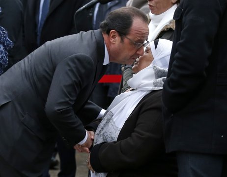Francúzsky prezident bozkáva matku policajta Ahmeda Merabeta, ktorý zomrel počas akcie proti teroristom. Foto – ap