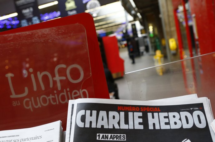 Spomienkové vydanie Charlie Hebdo vyšlo rok po útokoch v parížskej redakcii. Foto - TASR/AP