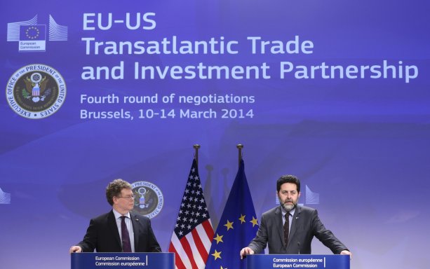Hlavní vyjednávači: vľavo za USA Dan Mullaney a vpravo Ignacio Garcia Bercero z Európskej komisie (Reuters)