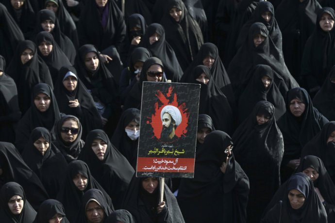 Iránka s portrétom popraveného šajcha Nimra. Foto - AP