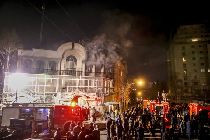 V Iráne protestujúci obsadili saudskoarabskú ambasádu. Foto – AP