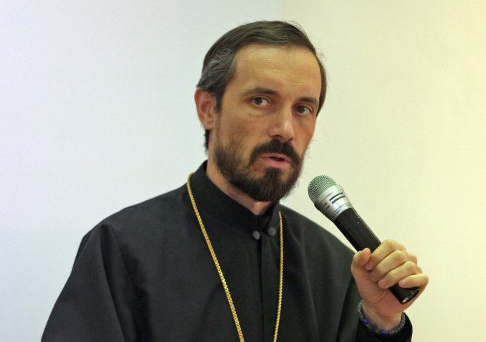 Gréckokatolícky pomocný biskup Milan Lach sa narodil v roku 1973 v Kežmarku. Študoval na Teologickej fakulte v Trnave, v roku 2001 ho vysvätili za kňaza. Od roku 2004 študoval na Pápežskom východnom inštitúte v Ríme. Ako národný duchovný asistent bol aktívnym vo Federácii skautov Európy. Plynule hovorí po taliansky, aktívne ovláda komunikáciu v anglickom a ruskom jazyku. V rámci Konferencie biskupov Slovenska vedie Radu pre pastoráciu v zdravotníctve. Foto – sk.wikipedia.org