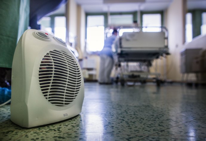 V petržalskej nemocnici namiesto radiátorov kúrili elektrickými ohrievačmi. Foto N - Tomáš Benedikovič