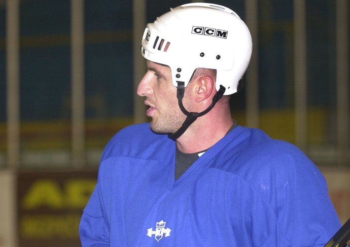 Stanislav Jasečko (43) hral v ôsmich európskych ligách, na Slovensku v Košiciach, Poprade, Spišskej Novej Vsi či vo Zvolene. Za reprezentáciu odohral 128 zápasov, získal striebro na MS v roku 2000. Už štvrtý rok trénuje deti v malom českom klube Veselí nad Lužnicí, popritom je súčasťou hokejovej akadémie Sports Connect, ktorá organizuje kempy pre mladých hokejistov. Zameriava sa na korčuľovanie. Foto - tasr