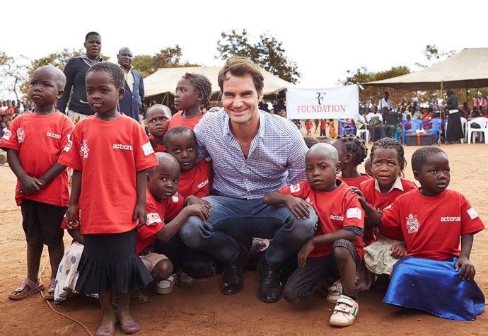 Charitatívne aktivity Rogerovi Federerovi zvyšujú reputáciu. Takým ľuďom máme ochotu pomáhať, hoci ich osobne nepoznáme. Foto – Roger Federer Foundation