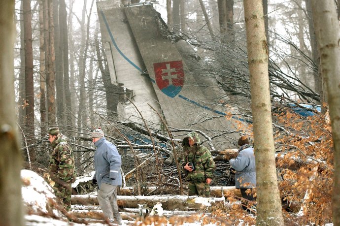 Trosky havarovaného vojenského lietadla An-24 pri obci Hejce, ktoré sa zrútilo 19. januára 2006. Foto – TASR