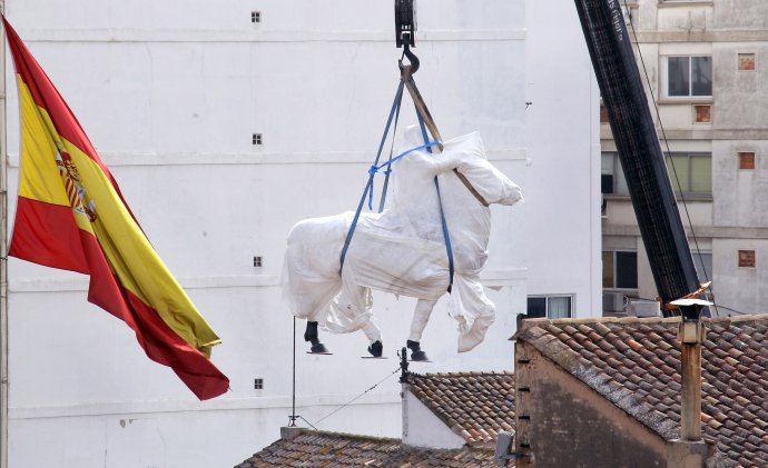 Jednu z posledných zostávajúcich sôch diktátora Francisca Franca odstránili vo Valencii len v roku 2010. Foto – AP