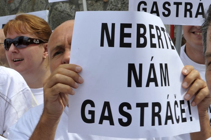 Pred piatimi rokmi zorganizovali „stravenkové“ spoločnosti pred Národnou radou protest proti zrušeniu gastrolístkov. Foto – TASR